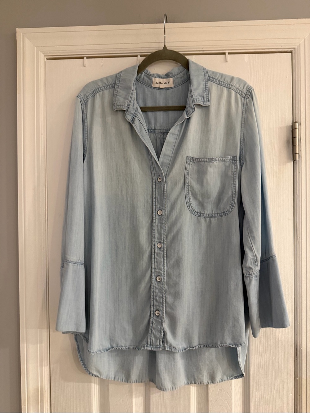 Bella Dahl Shirt Tail Button Down Large Light Wash Tencel Chambray High Low